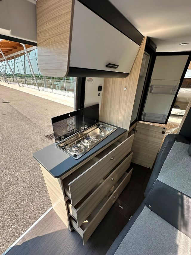 9 Guglielmi camper usati - Sun Living V 60 SP Family-cucina laterale in linea (aperta)