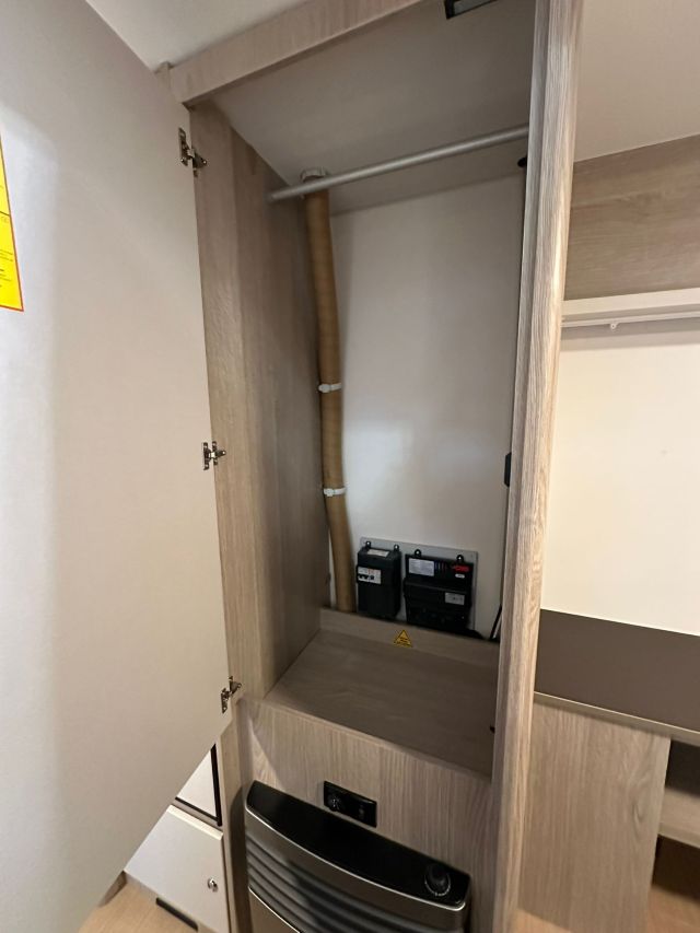 9 Guglielmi caravan usata- Burstner Premio Life 425 TS-armadio