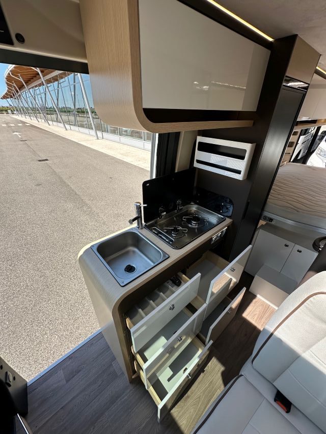 10 Guglielmi camper nuovi - Autostar V 630 G-cucina laterale in linea (aperta)