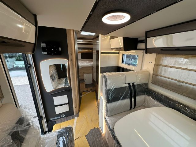 10 Guglielmi camper nuovi - Elnagh T-Loft 450-dinette, cucina e letto matrimoniale trasversale2