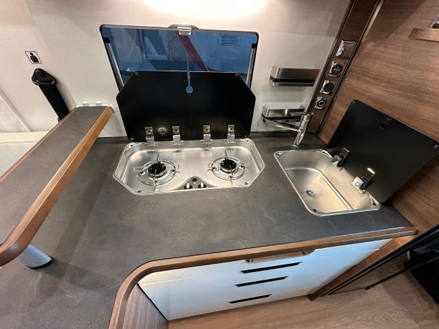 10 Guglielmi camper nuovi - Rapido 854 F-piano cottura