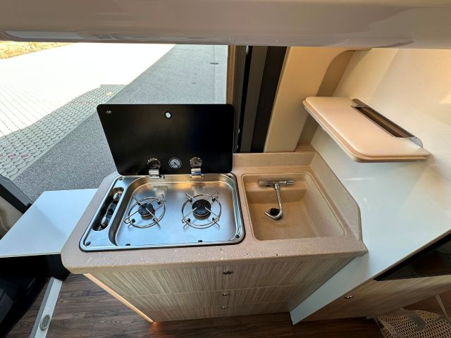 10 Guglielmi camper usati- Elnagh E-Van 2 Premium-piano cottura