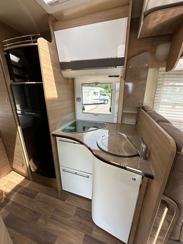 10 Guglielmi camper usati- Elnagh T-Loft 450-cucina laterale ad 'L' (chiusa)