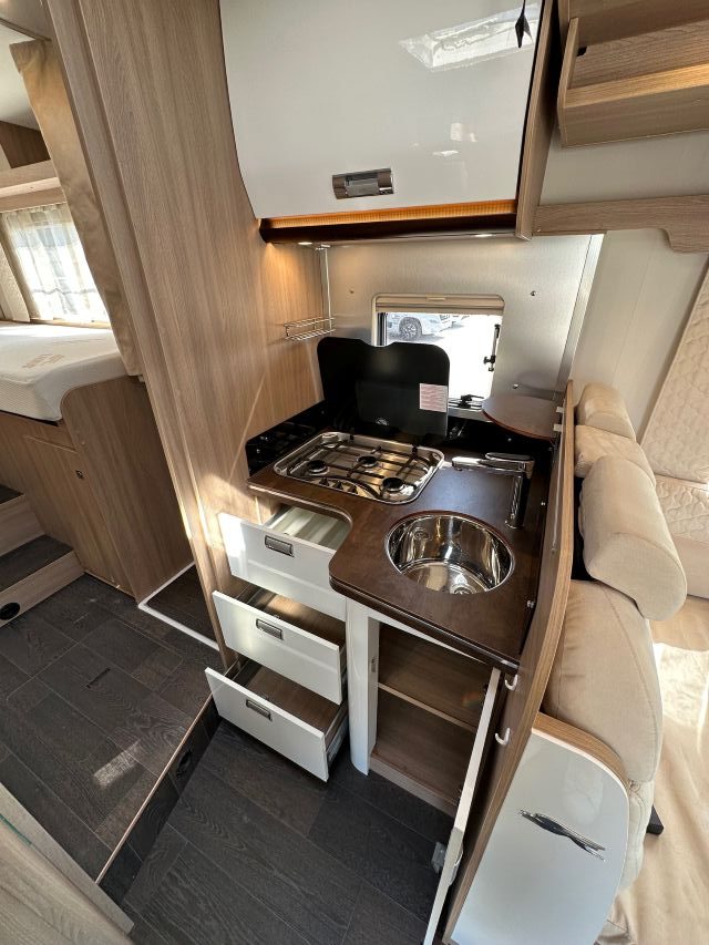 10 Guglielmi camper usati - Laika Kosmo 509-cucina laterale ad 'L' (aperta)