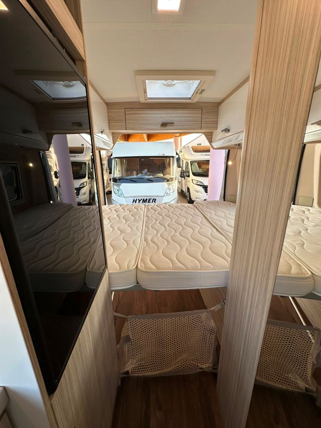 11 Guglielmi camper usati- Elnagh E-Van 2 Premium-letto matrimoniale trasversale1