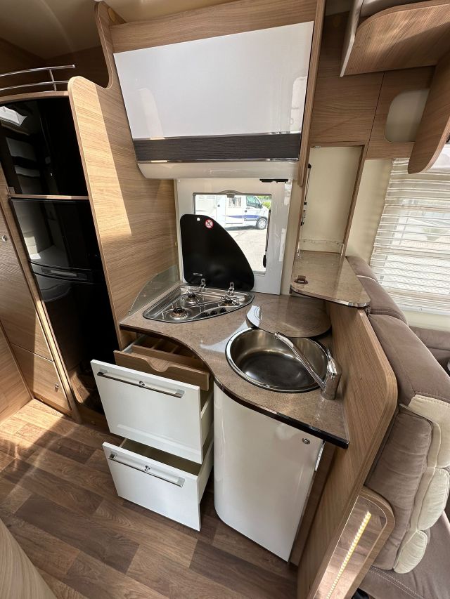 11 Guglielmi camper usati- Elnagh T-Loft 450-cucina laterale ad 'L' (aperta)
