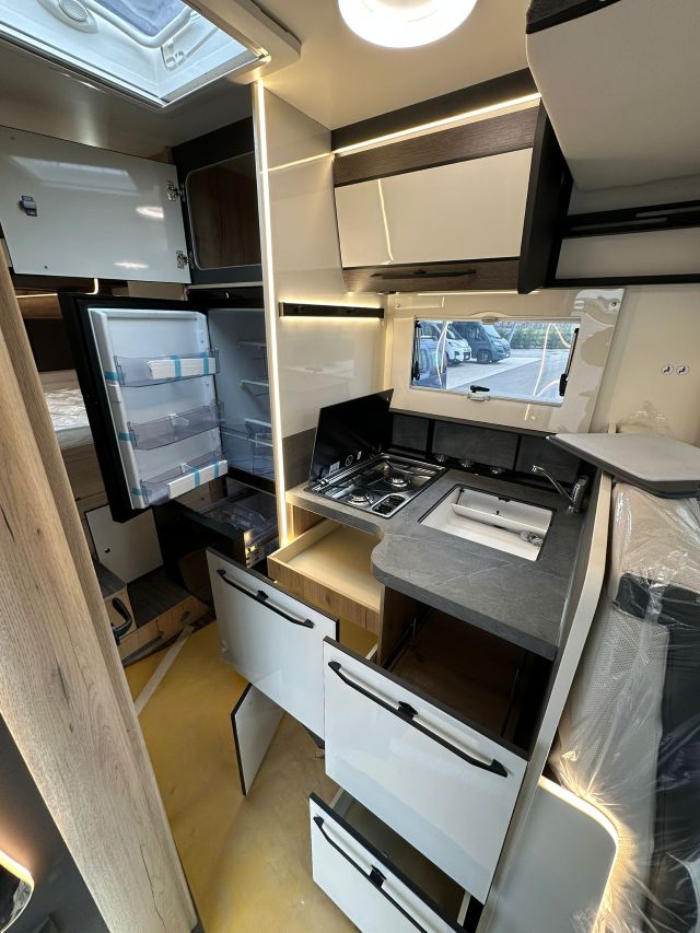 12 Guglielmi camper nuovi - Elnagh T-Loft 450-cucina laterale ad 'L' (aperta)