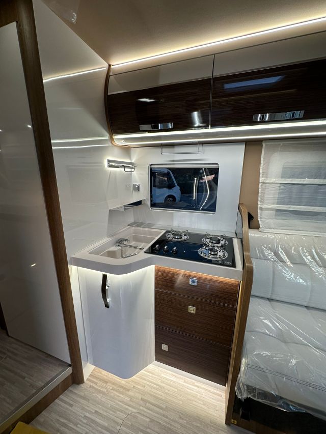 12 Guglielmi camper nuovi - Mobilvetta K-Yacht Tecno Line 86-cucina laterale ad 'L' (chiusa)