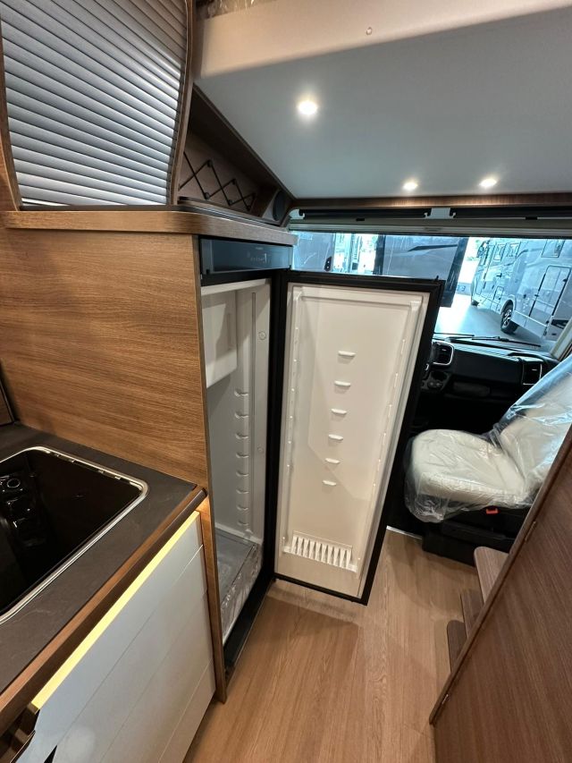 12 Guglielmi camper nuovi - Rapido 854 F-frigo (aperto)