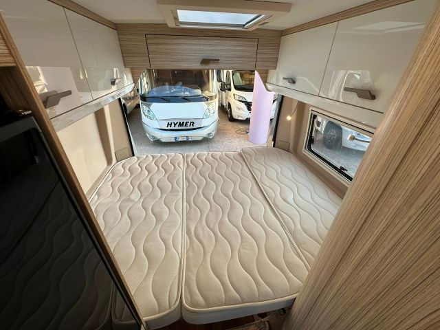 12 Guglielmi camper usati- Elnagh E-Van 2 Premium-letto matrimoniale trasversale2