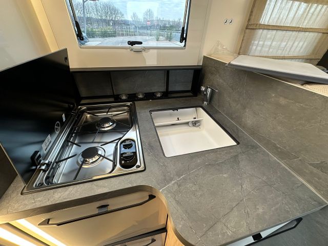 13 Guglielmi camper nuovi - Elnagh T-Loft 450-piano cottura