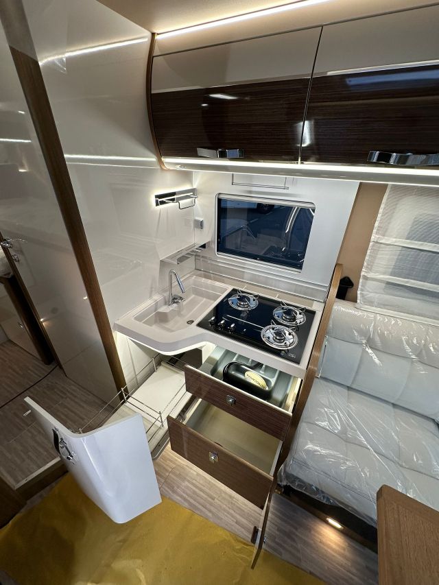 13 Guglielmi camper nuovi - Mobilvetta K-Yacht Tecno Line 86-cucina laterale ad 'L' (aperta)