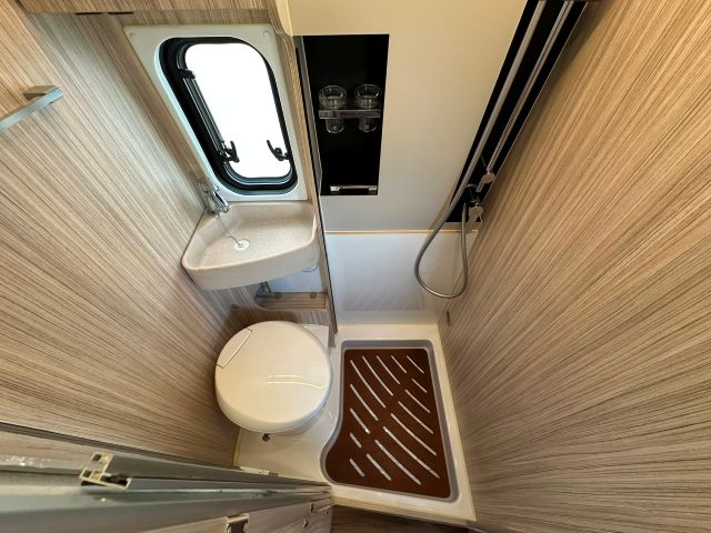 13 Guglielmi camper usati- Elnagh E-Van 2 Premium-bagno e doccia laterali