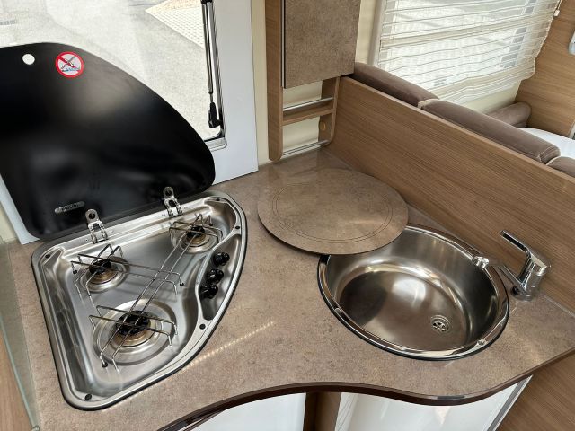 13 Guglielmi camper usati- Elnagh T-Loft 450-piano cottura