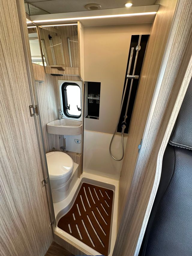 14 Guglielmi camper usati- Elnagh E-Van 2 Premium-wc e lavello
