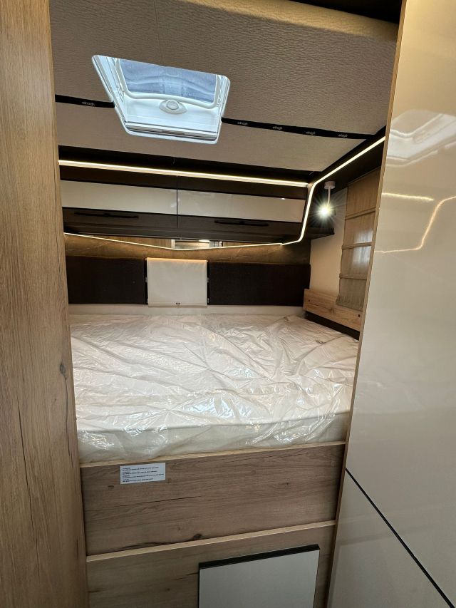 15 Guglielmi camper nuovi - Elnagh T-Loft 450-letto matrimoniale trasversale1