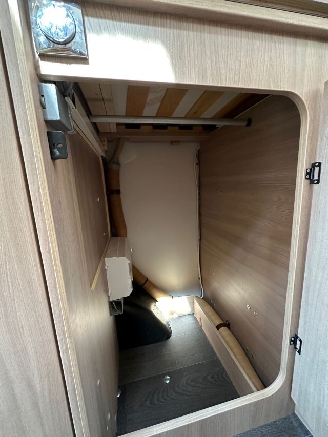 15 Guglielmi camper usati - Laika Kosmo 509-vano sotto letto lato passeggero