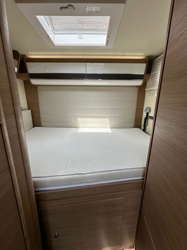 16 Guglielmi camper usati- Elnagh T-Loft 450-letto matrimoniale trasversale1