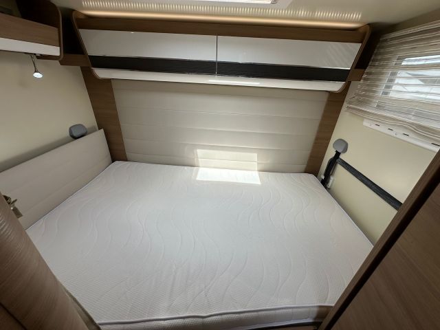 17 Guglielmi camper usati- Elnagh T-Loft 450-letto matrimoniale trasversale2