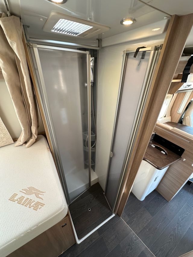 17 Guglielmi camper usati - Laika Kosmo 509-doccia