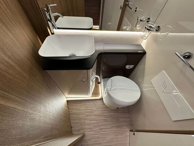 18 Guglielmi camper nuovi - Mobilvetta K-Yacht Tecno Line 86-bagno laterale
