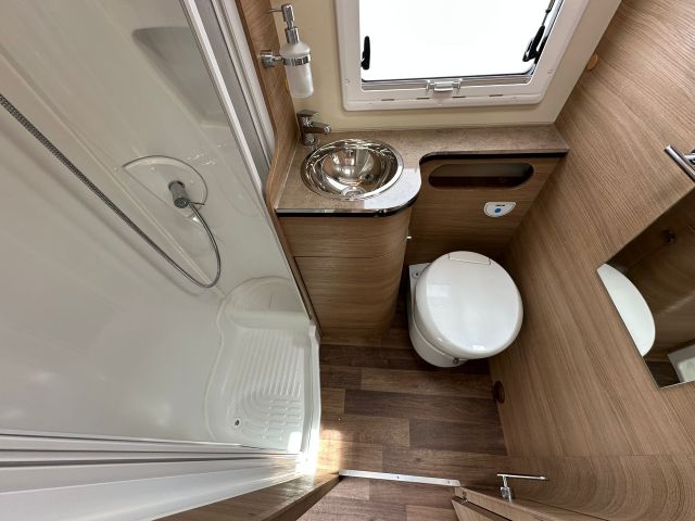 18 Guglielmi camper usati- Elnagh T-Loft 450-bagno e doccia laterali