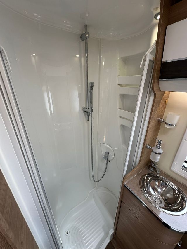 20 Guglielmi camper usati- Elnagh T-Loft 450-doccia