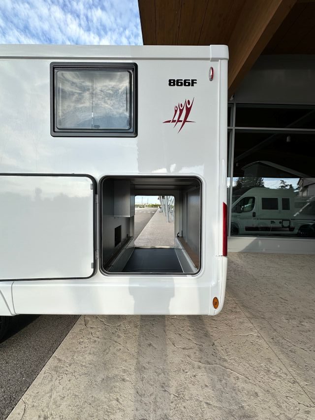 3 Guglielmi camper nuovi - Rapido 866 F-garage1