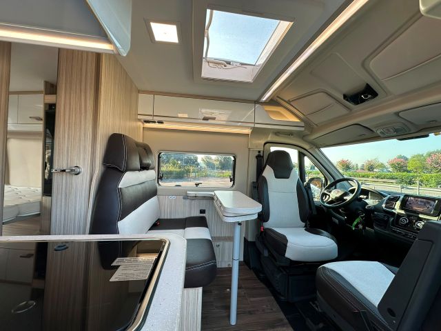 5 Guglielmi camper usati- Elnagh E-Van 2 Premiuum-dinette1