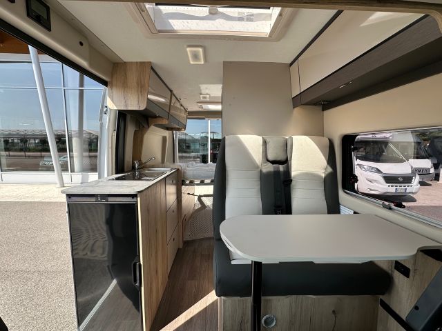 7 Guglielmi camper nuovi - Elnagh E-Van K2-dinette, cucina e letto matrimoniale trasversale