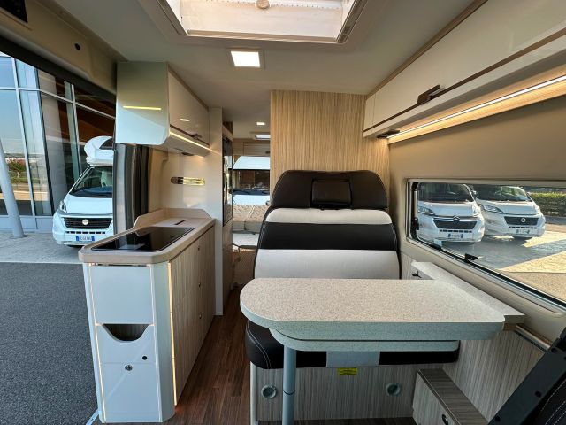 7 Guglielmi camper usati- Elnagh E-Van 2 Premium-dinette, cucina e letto matrimoniale trasversale