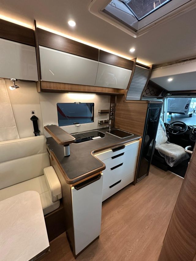 8 Guglielmi camper nuovi - Rapido 854 F-cucina laterale ad 'L' (chiusa)