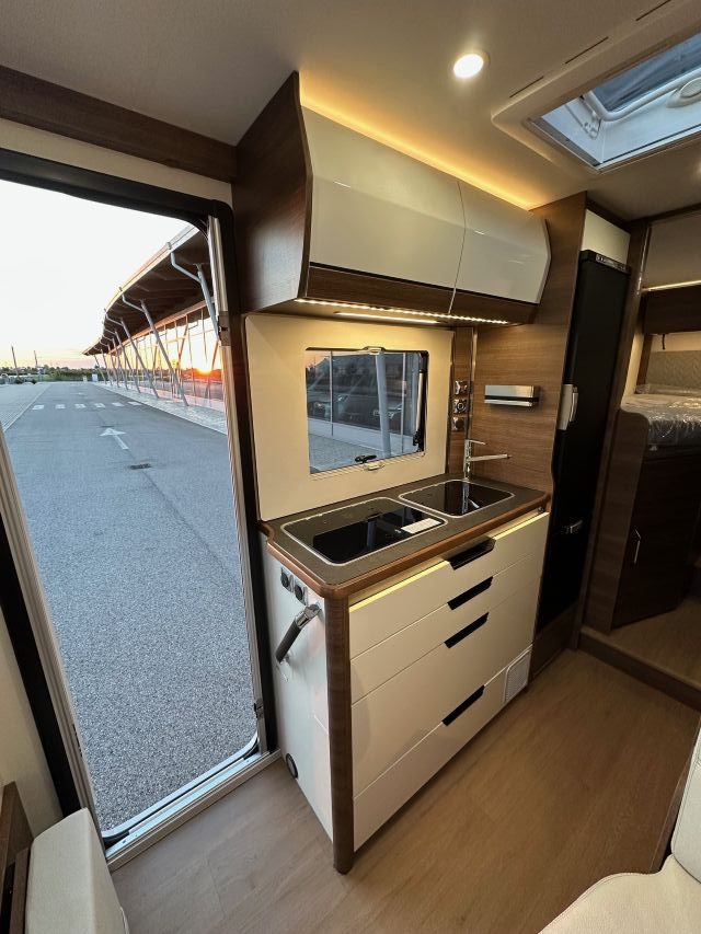 8 Guglielmi camper nuovi - Rapido C55-cucina laterale in linea (chiusa)