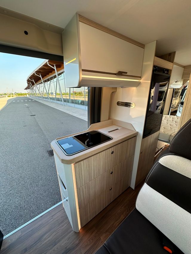 8 Guglielmi camper usati- Elnagh E-Van 2 Premium-cucina laterale in linea (chiusa)
