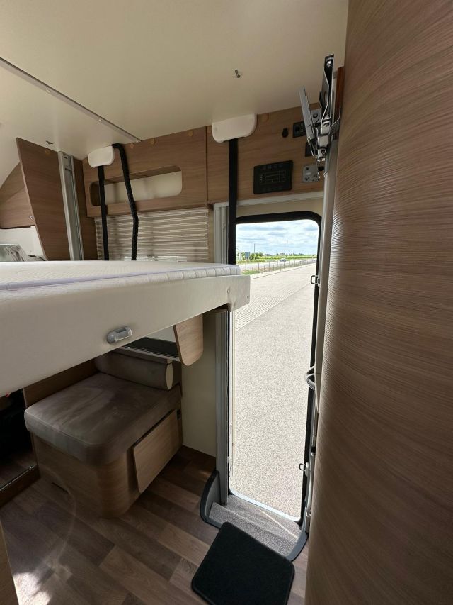 8 Guglielmi camper usati- Elnagh T-Loft 450-basculante2