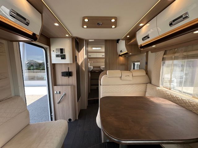 8 Guglielmi camper usati - Laika Kosmo 509-dinette, cucina e letti gemelli