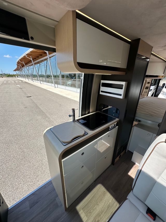 9 Guglielmi camper nuovi - Autostar V 630 G-cucina laterale in linea (chiusa)
