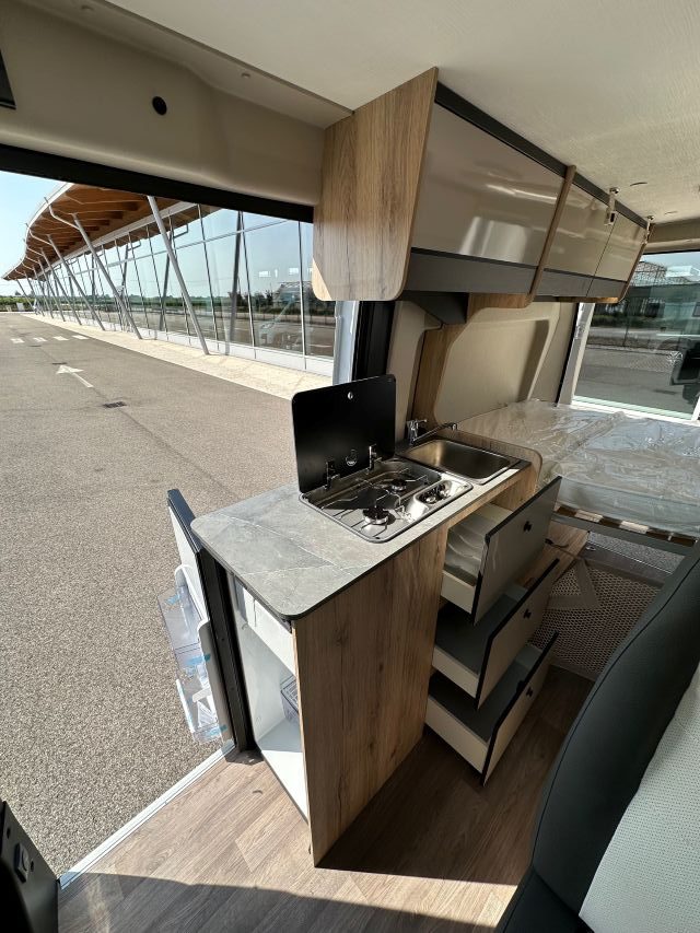 9 Guglielmi camper nuovi - Elnagh E-Van K2-cucina laterale in linea (aperta)