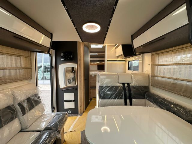 9 Guglielmi camper nuovi - Elnagh T-Loft 450-dinette, cucina e letto matrimoniale trasversale1