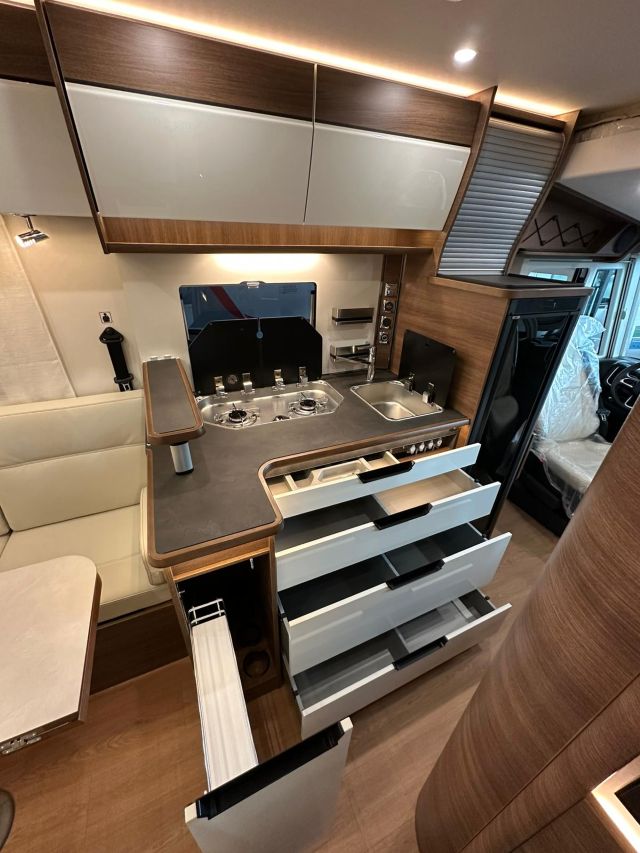 9 Guglielmi camper nuovi - Rapido 854 F-cucina laterale ad 'L' (aperta)