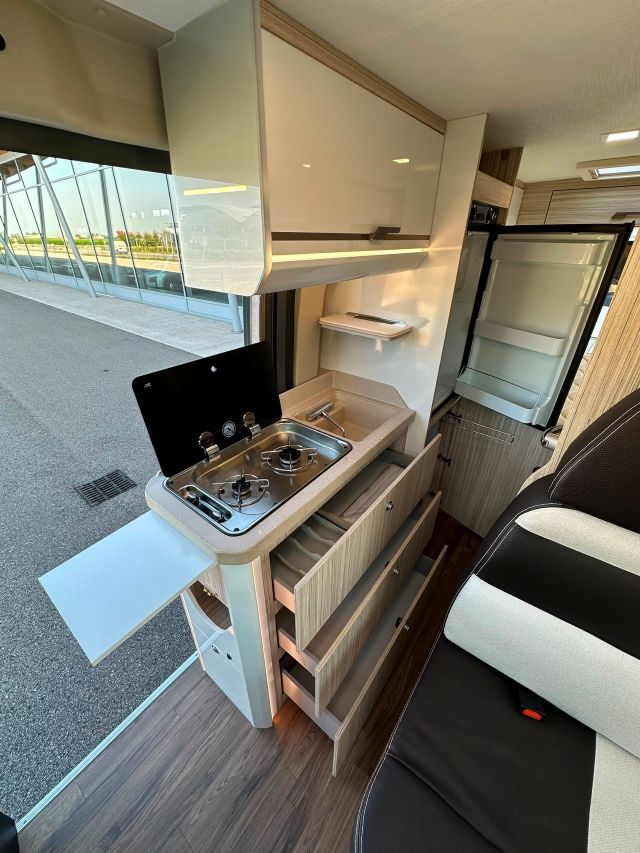 9 Guglielmi camper usati- Elnagh E-Van 2 Premium-cucina laterale in linea (aperta)