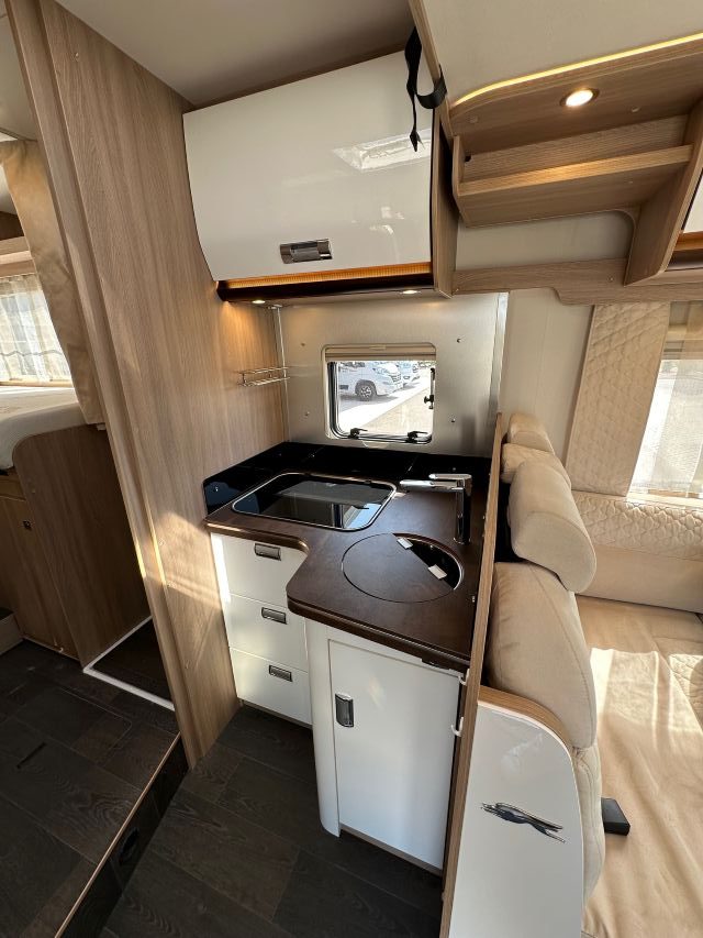 9 Guglielmi camper usati - Laika Kosmo 509-cucina laterale ad 'L' (chiusa)