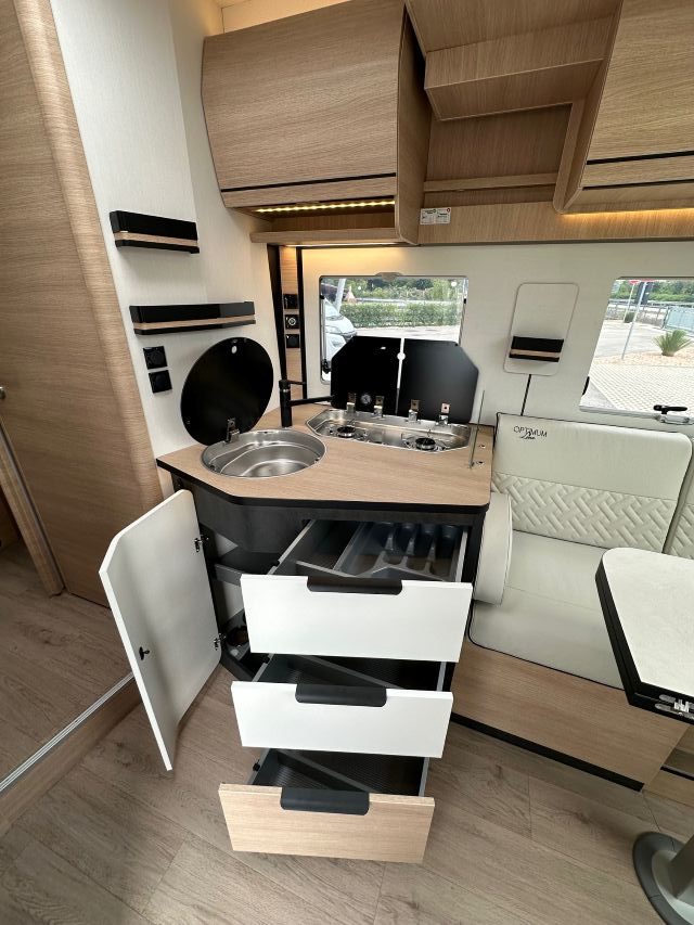 10 Guglielmi camper nuovi - Rapido 666 F Optimum Line-cucina laterale ad angolo (aperta)