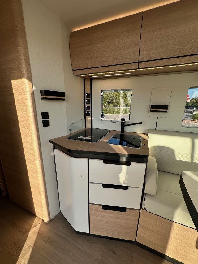 10 Guglielmi camper nuovi - Rapido C86i-cucina laterale ad angolo (chiusa)