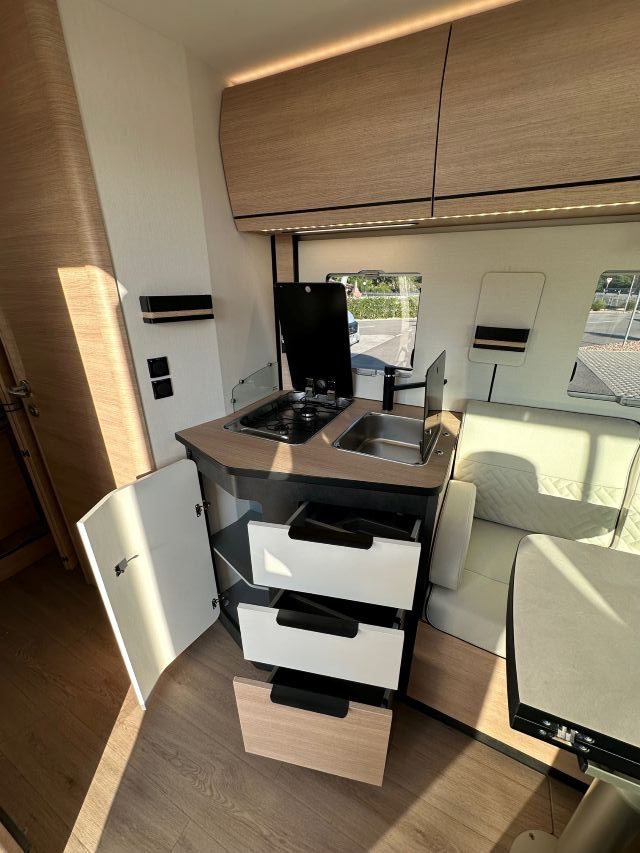 11 Guglielmi camper nuovi - Rapido C86i-cucina laterale ad angolo (aperta)