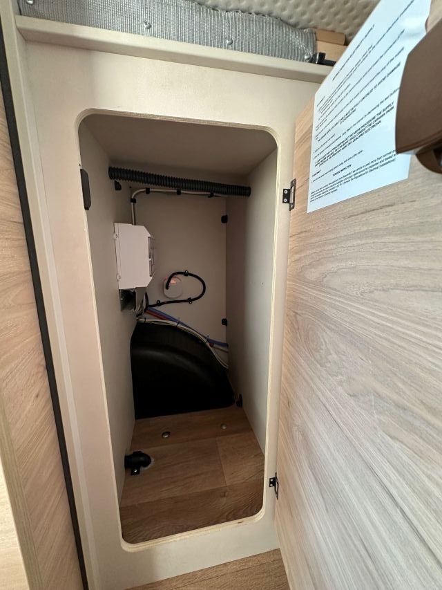 14 Guglielmi camper nuovi - Dethleffs Just Van T5-vano sotto letto lato passeggero