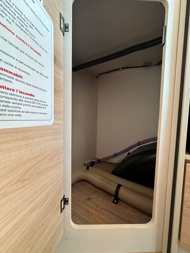 15 Guglielmi camper nuovi - Dethleffs Just Van T5-vano sotto letto lato guida