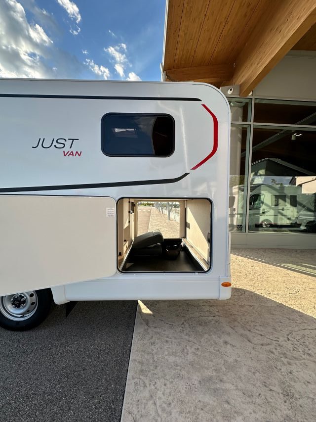 3 Guglielmi camper nuovi - Dethleffs Just Van T5-garage1