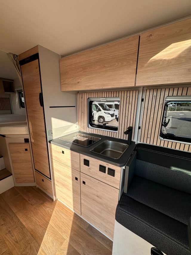 8 Guglielmi camper nuovi - Dethleffs Just Van T5-cucina laterale in linea (chiusa)