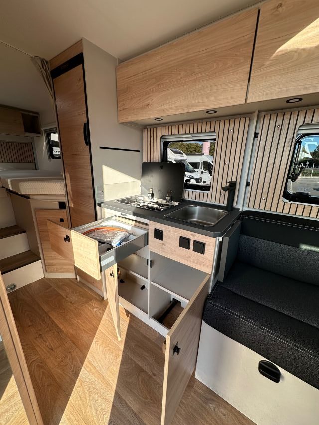 9 Guglielmi camper nuovi - Dethleffs Just Van T5-cucina laterale in linea (aperta)